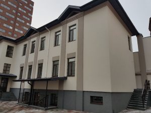 Двухэтажное здание после утепления фасада в Днепре